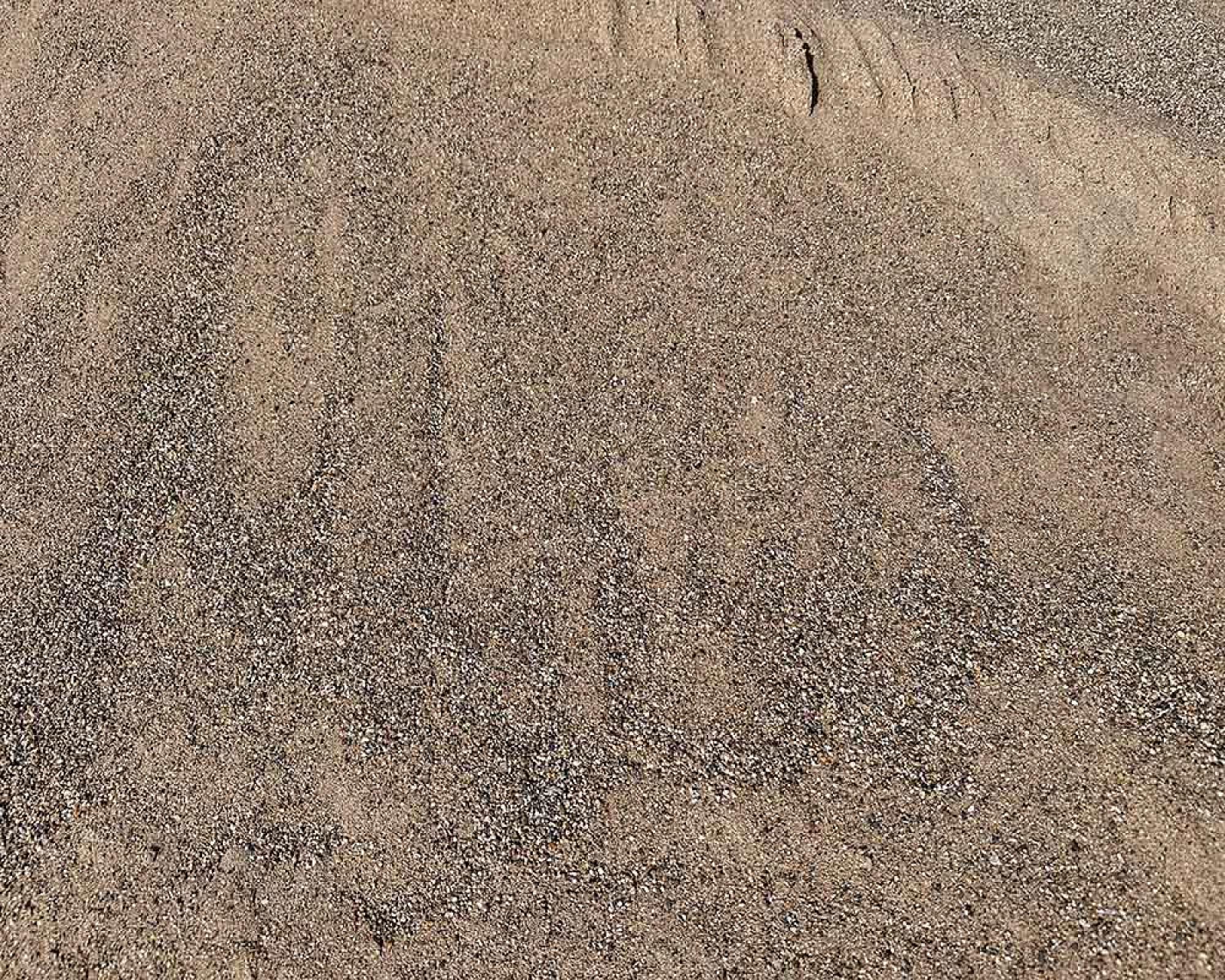 Zertifizierter Spielsand von Hellerwald, grobkörnige Oberfläche in natürlichem Braunton.