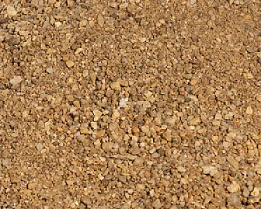 Nahaufnahme von Rasensand in natürlichen Brauntönen mit feinen Kieselsteinen.