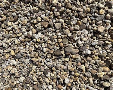 Rheinkieselsteine, gewaschen, in unterschiedlichen Größen und natürlichen Farben, dicht beieinander liegend.