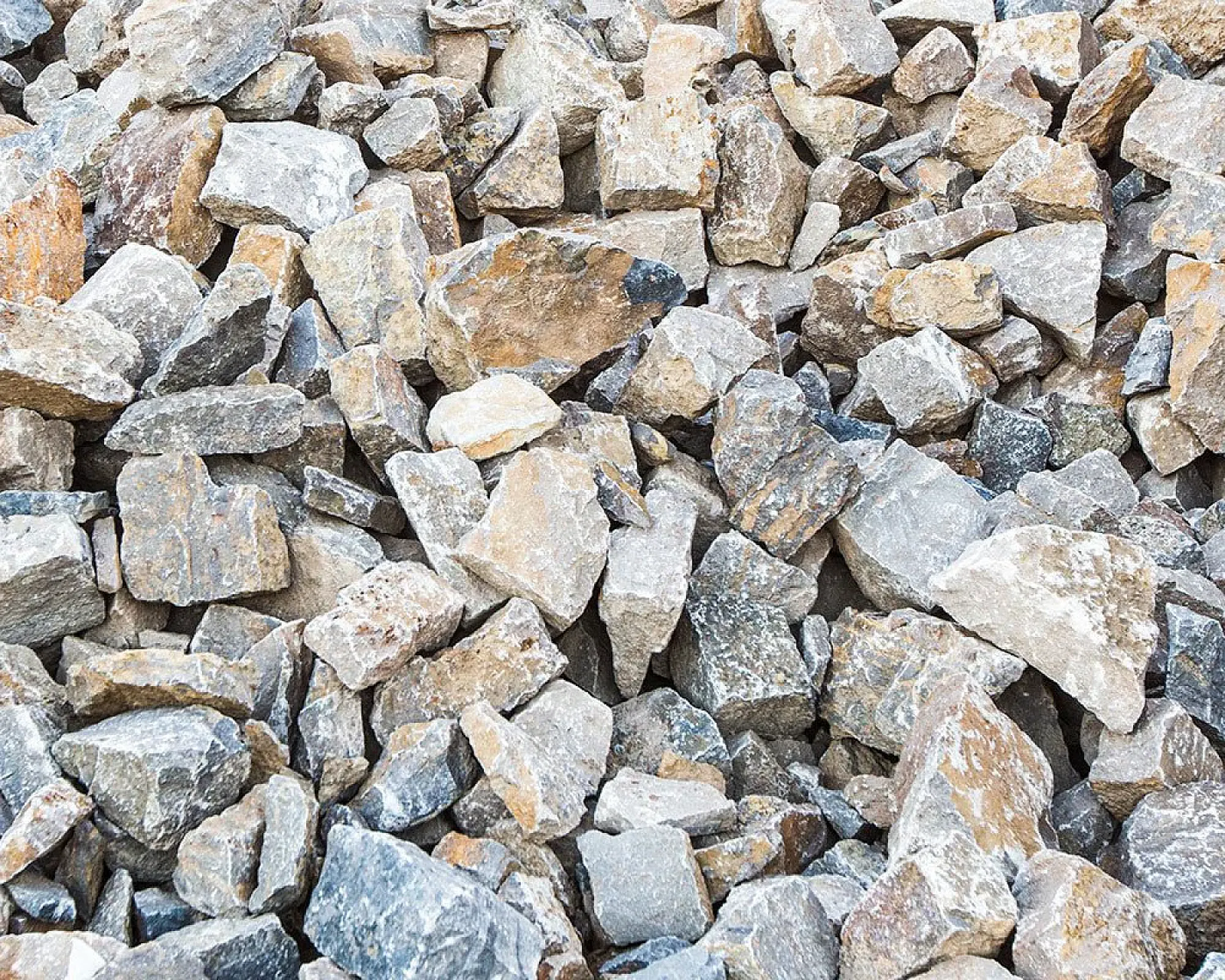 Helle und braune Muschelkalk-Bruchsteine in verschiedenen Größen und Formen.