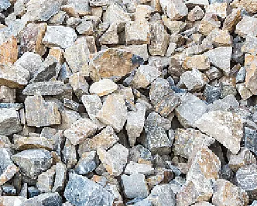 Helle und braune Muschelkalk-Bruchsteine in verschiedenen Größen und Formen.