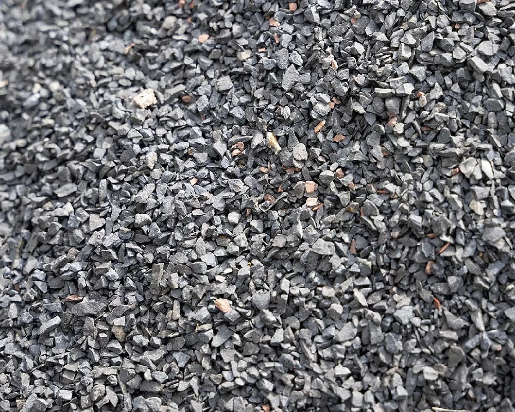 Grauer Basaltsplitt in verschiedenen Korngrößen auf einem Haufen.