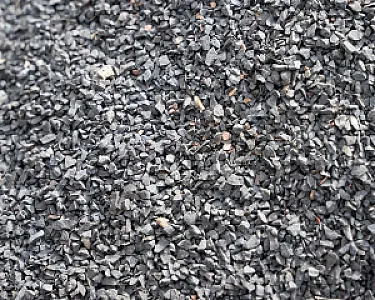 Grauer Basaltsplitt in verschiedenen Korngrößen auf einem Haufen.