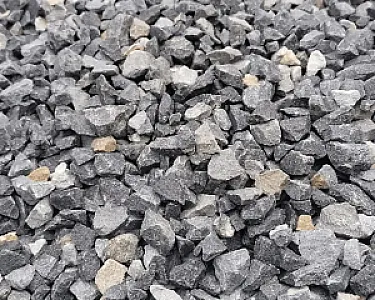 Grauer Basaltsplitt in 8-16 mm Körnung, gleichmäßig verteilt.
