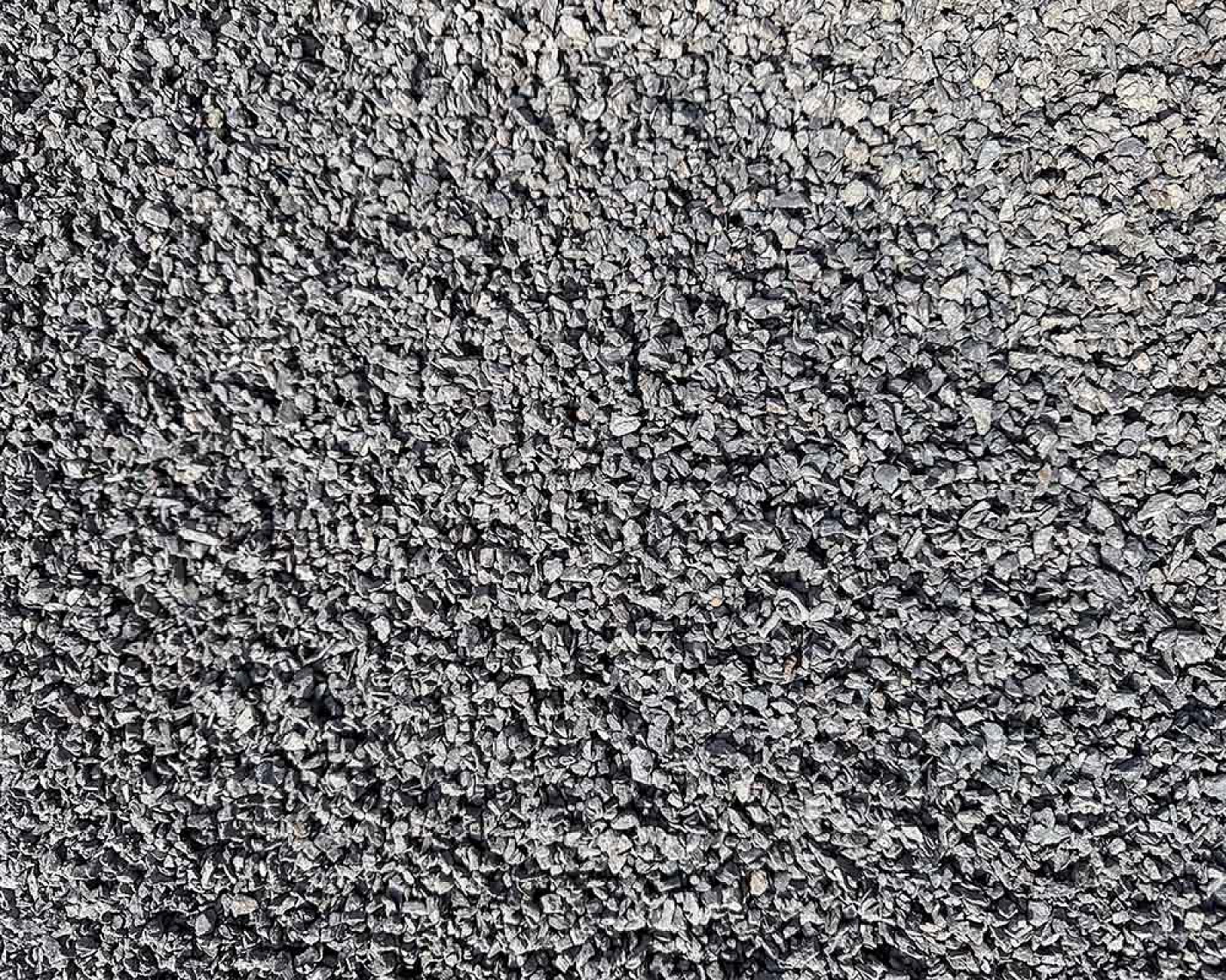 Grober grauer Pflastersplitt, gleichmäßig verteilt, für den Außenbereich geeignet.