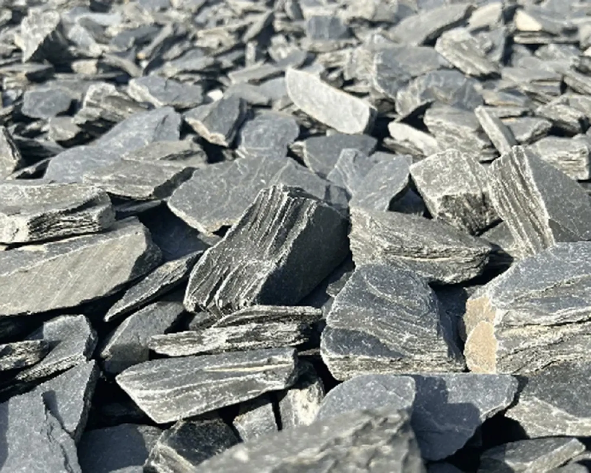 Grauer Schiefer-Splitt in unterschiedlichen Größen von 30 bis 60 mm, Marke Hellerwald.