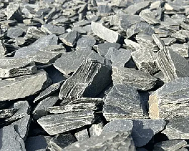 Grauer Schiefer-Splitt in unterschiedlichen Größen von 30 bis 60 mm, Marke Hellerwald.