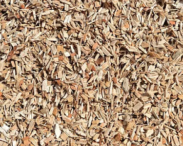 Nahaufnahme von losen braunen Holzhackschnitzeln der Marke Hellerwald.