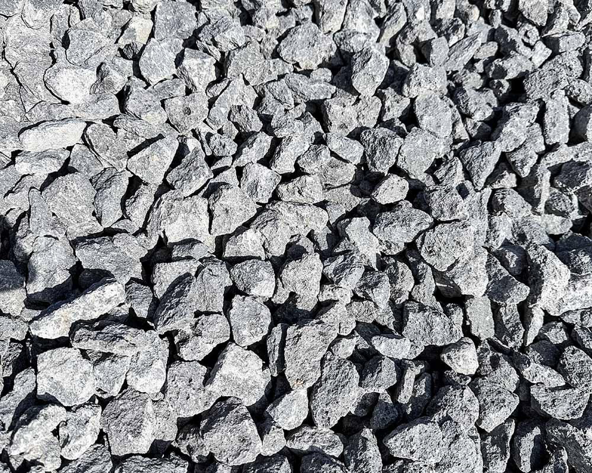Graue Lavadrän-Kieselsteine von Hellerwald, dicht beieinander aufgeschichtet.