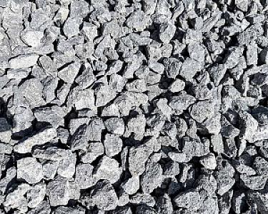 Graue Lavadrän-Kieselsteine von Hellerwald, dicht beieinander aufgeschichtet.