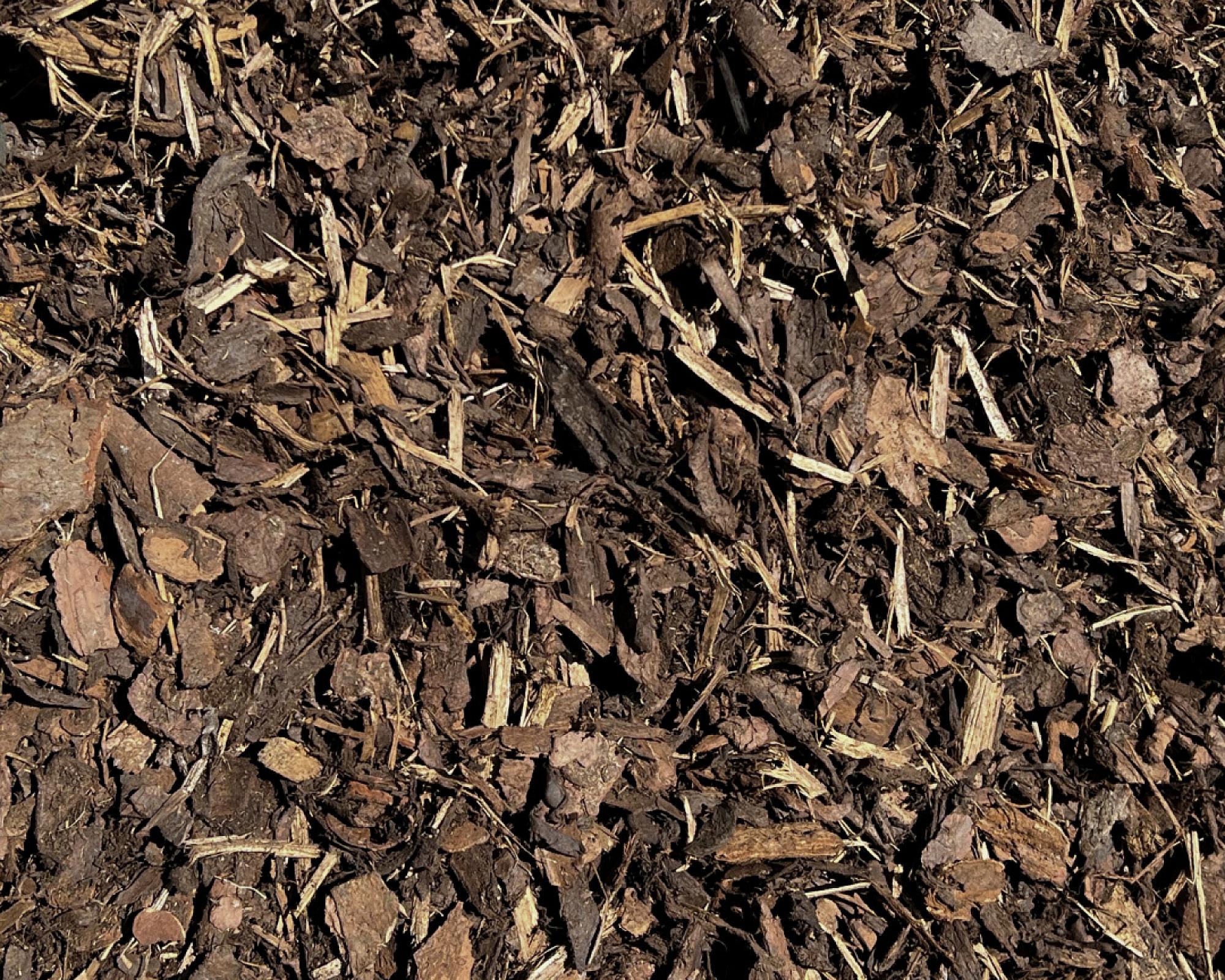 Grobe Rindenmulchstücke auf einem Haufen, Produkt der Marke Hellerwald.