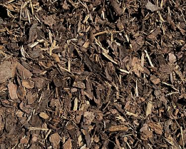 Grobe Rindenmulchstücke auf einem Haufen, Produkt der Marke Hellerwald.