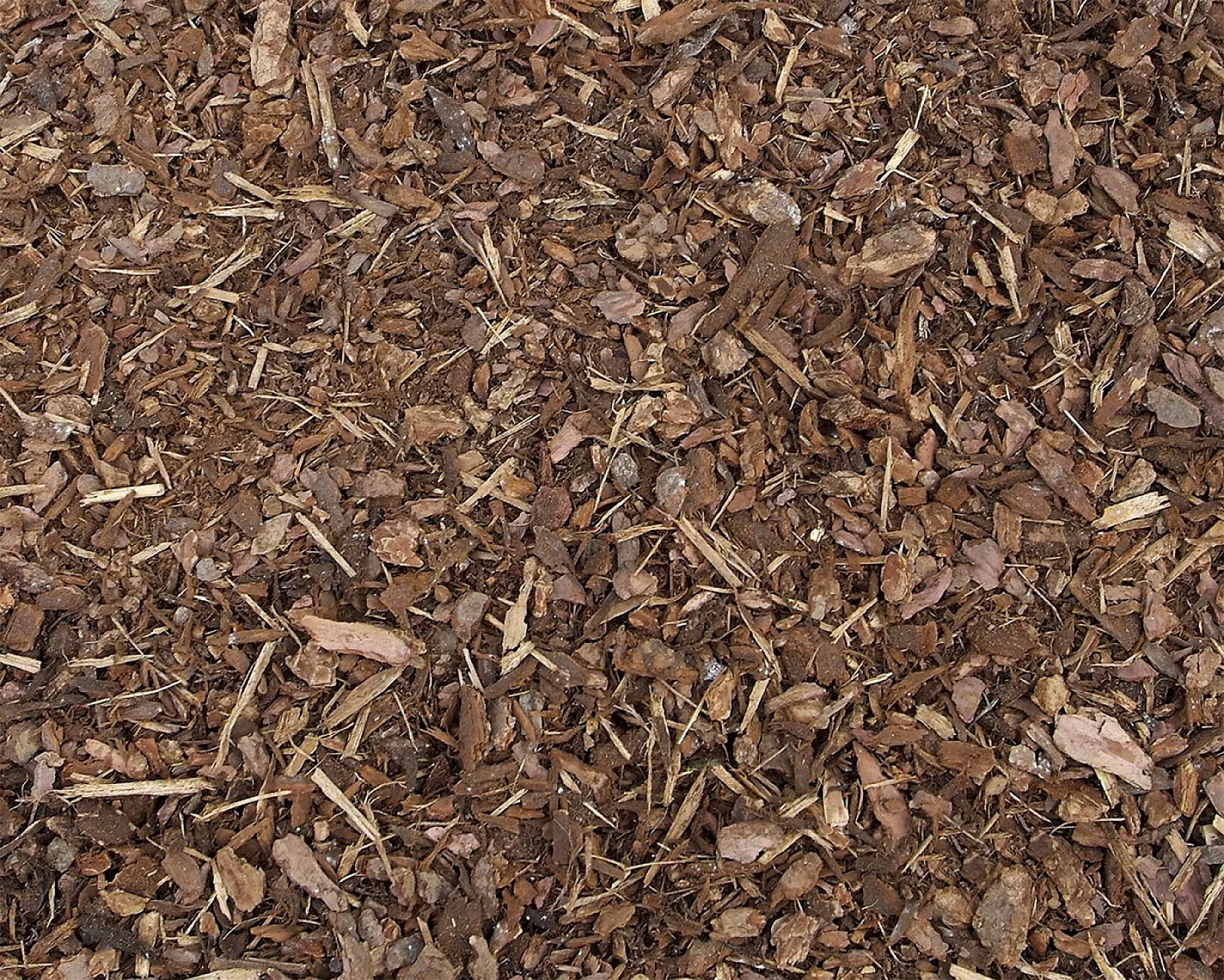 Grobe, braune Rindenmulch-Schicht von Hellerwald für Gartenanwendungen.