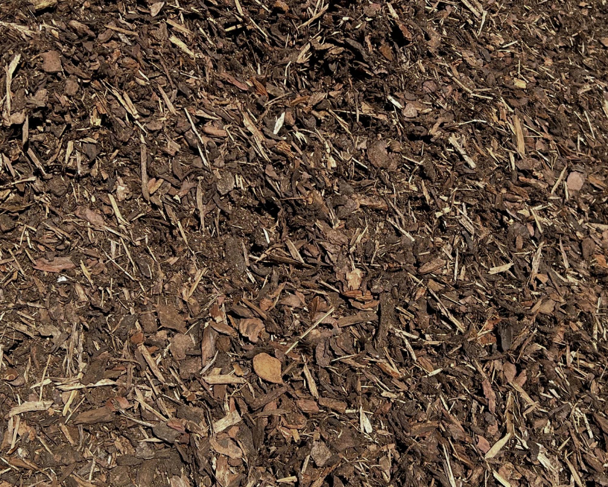 Feiner Rindenmulch der Marke Hellerwald in einer Nahaufnahme, bestehend aus kleinen Holzstücken.