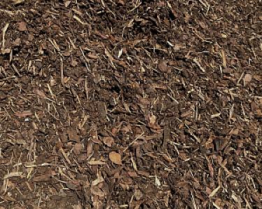 Feiner Rindenmulch der Marke Hellerwald in einer Nahaufnahme, bestehend aus kleinen Holzstücken.