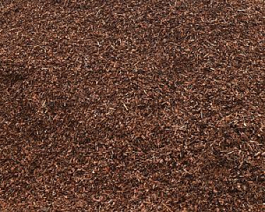 Feiner Rindenmulch der Marke Hellerwald, gleichmäßig verteilt.