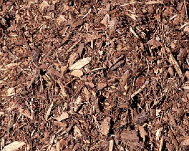 Fein gehackter brauner Rindenmulch, gleichmäßig verteilt, von der Marke Hellerwald.