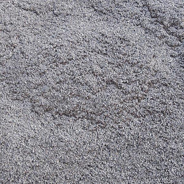 Nahaufnahme von Basalt Edelbrechsand mit feiner, körniger Textur, verteilt über die gesamte Bildfläche.