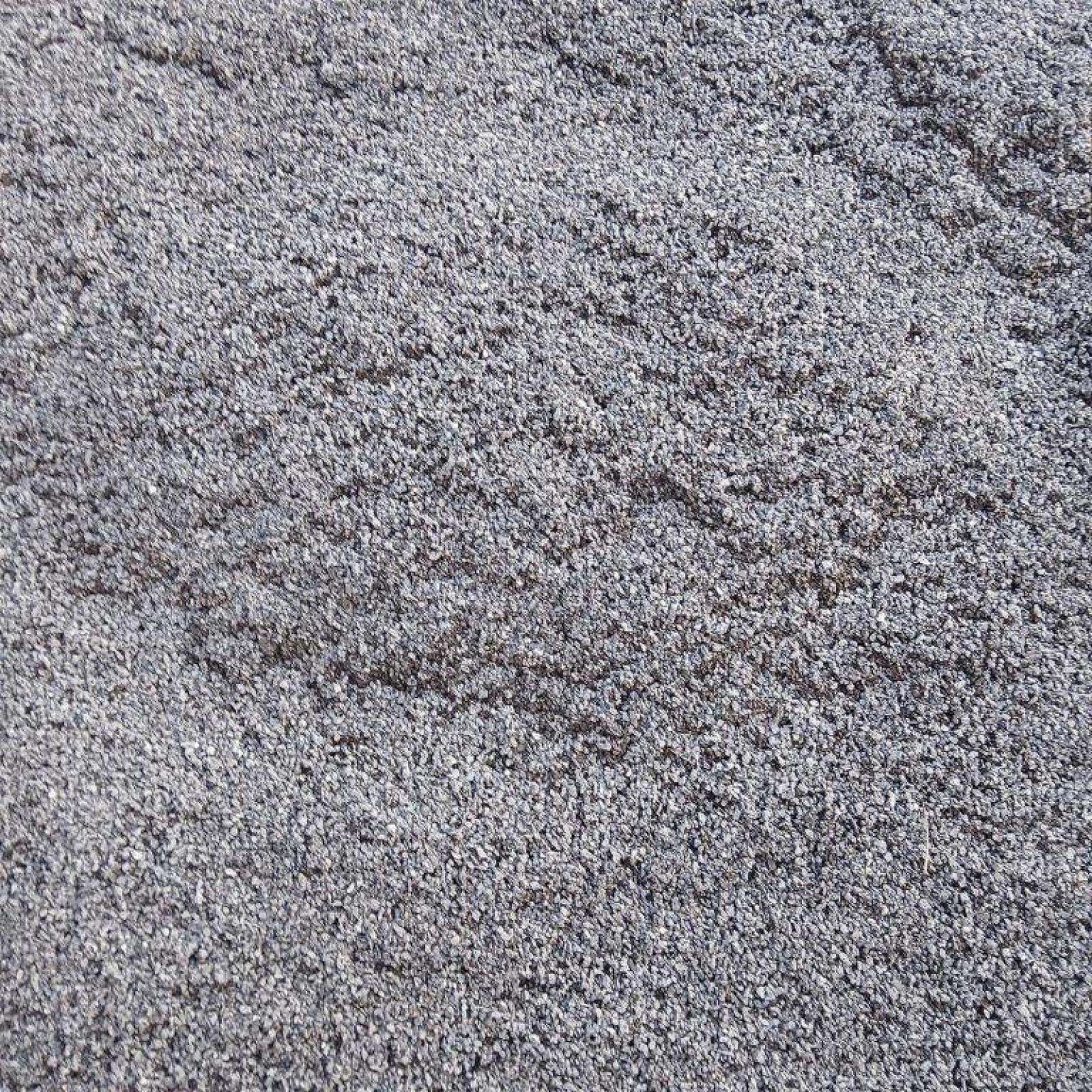 Nahaufnahme von Basalt Edelbrechsand mit feiner, körniger Textur, verteilt über die gesamte Bildfläche.