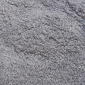 Nahaufnahme von Basalt Edelbrechsand mit feiner, körniger Textur, verteilt über die gesamte Bildfläche.