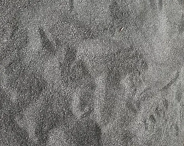 Grauer Basaltsand mit feiner Körnung der Marke Florikomp, Produktname Basalt Edelbrechsand.