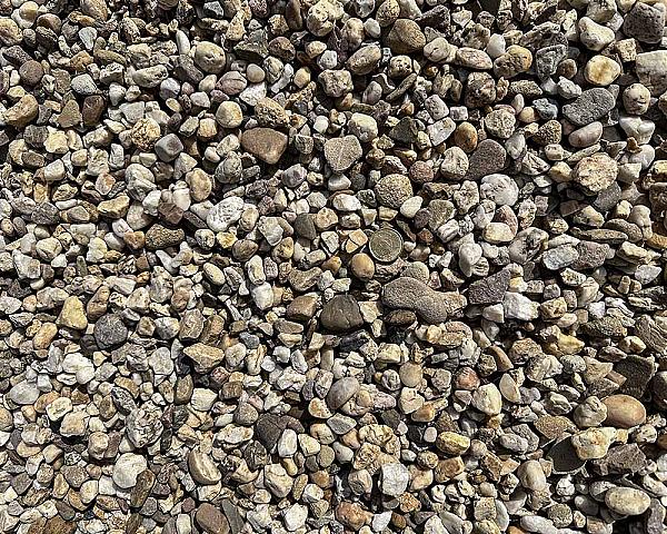 Gewaschene Rheinkieselsteine in verschiedenen Größen und Farben, angeboten von Florikomp Erden & Substrate GmbH.