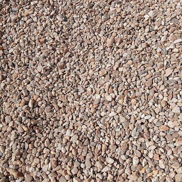 Gesäuberte Rheinkiesschicht, variierende Kieselstein-Größen, teils beige und braune Töne, von Florikomp Erden & Substrate ...