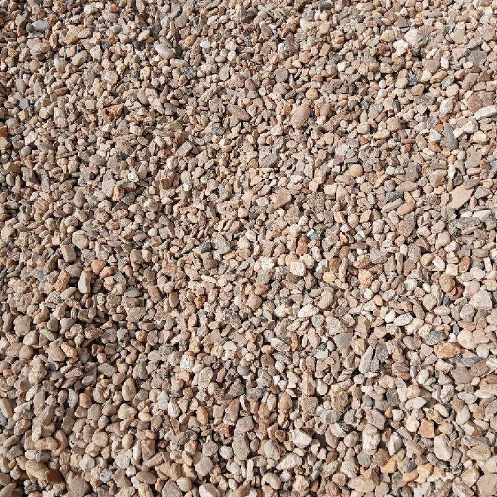 Gesäuberte Rheinkiesschicht, variierende Kieselstein-Größen, teils beige und braune Töne, von Florikomp Erden & Substrate ...