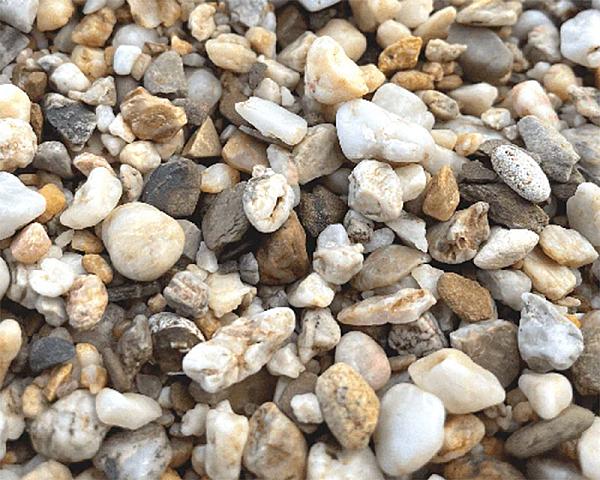 Rheinkies gewaschen, Mischung aus kleinen, hellen und dunklen Steinen, Produkt von Florikomp Erden & Substrate GmbH.