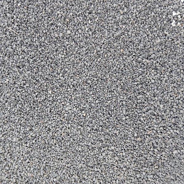 Grauwacke Mineralgemisch aus der Kollektion von Florikomp, kompakte graue Kieselsteinstruktur.