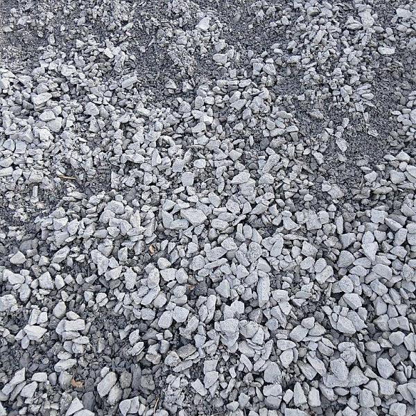 Grauwacke Mineralgemisch auf einer großen Fläche verstreut.