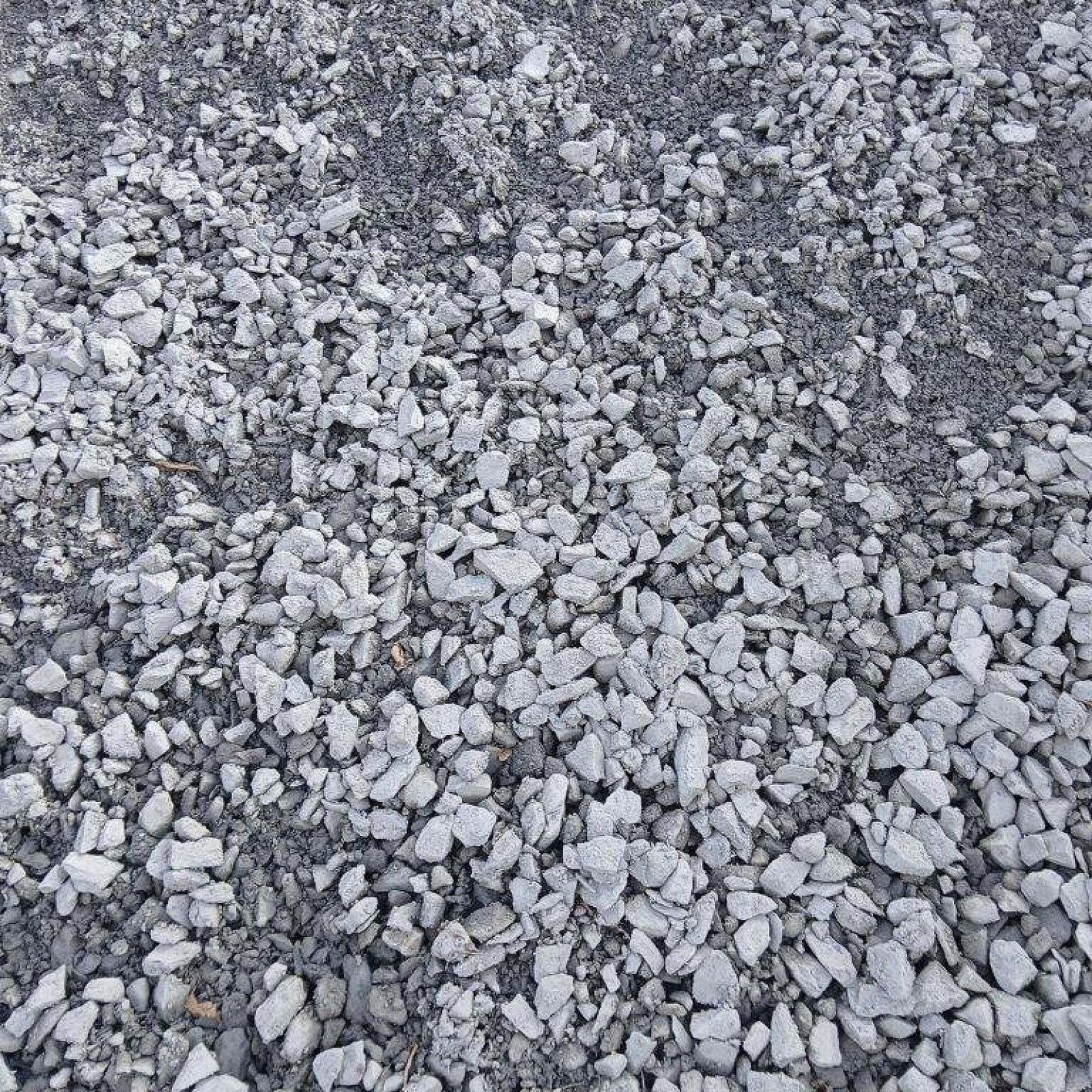 Grauwacke Mineralgemisch von Florikomp auf Boden gestreut