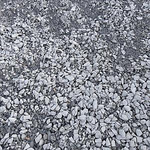 Grauwacke Mineralgemisch von Florikomp auf Boden gestreut