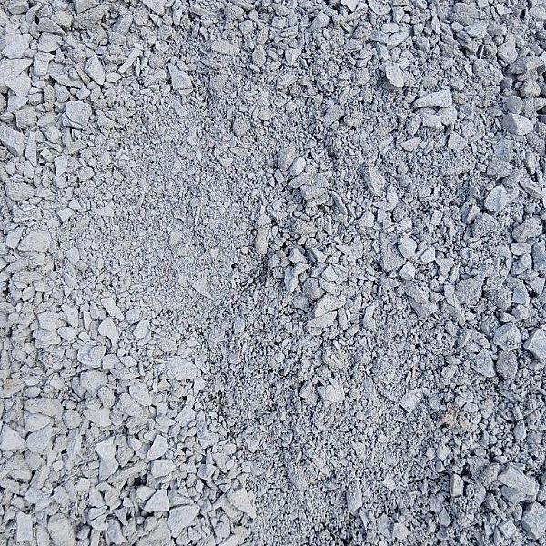 Grauwacke-Mineralgemisch mit kleinen, grauen Steinen. Marke: Florikomp Erden & Substrate GmbH.