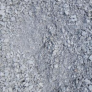 Grauwacke-Mineralgemisch mit kleinen, grauen Steinen. Marke: Florikomp Erden & Substrate GmbH.