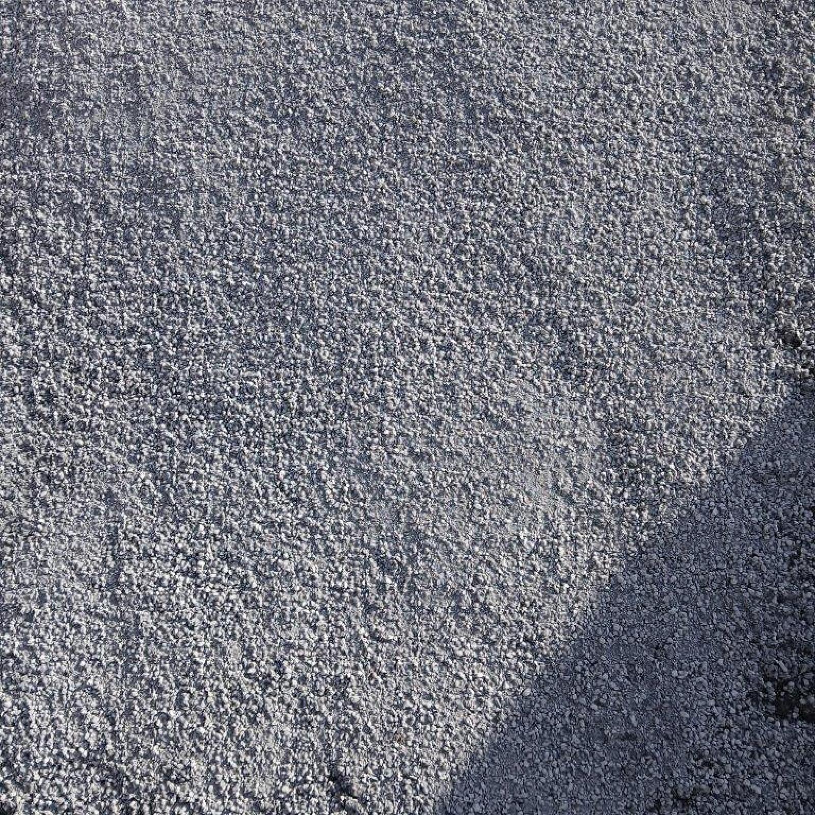 Basalt/Grauwacke Pflastersand von Florikomp Erden & Substrate, feine graue Körnung.