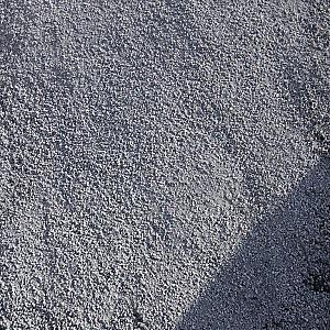 Basalt/Grauwacke Pflastersand von Florikomp Erden & Substrate, feine graue Körnung.