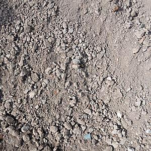 Haufen aus Recyclingschotter auf staubiger Unterlage von Florikomp Erden & Substrate GmbH.