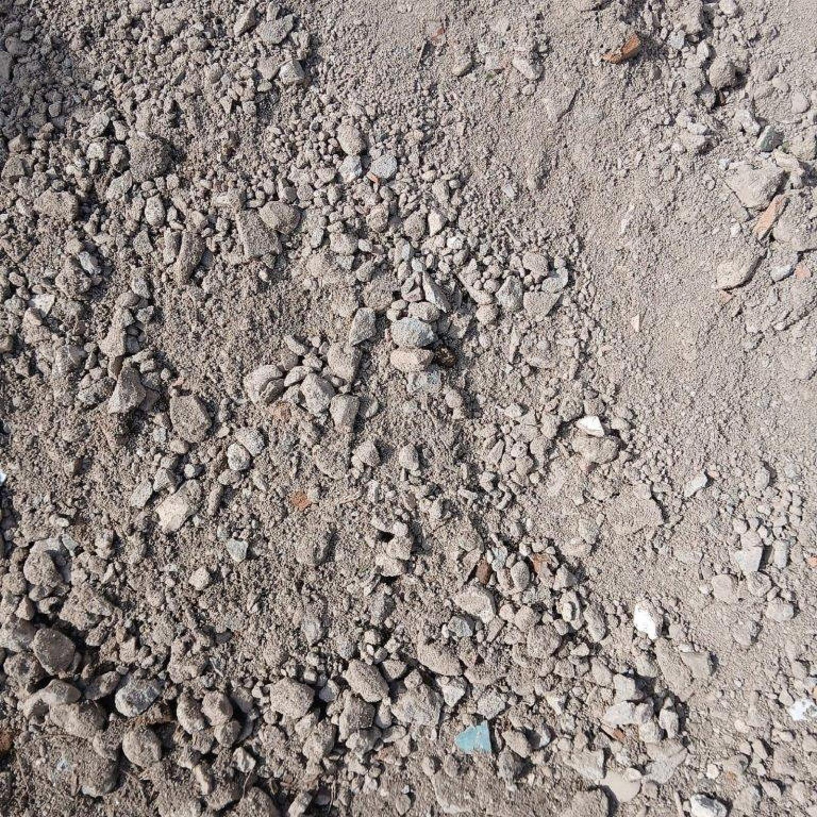 RC-Recyclingschotter aufgestapelt, grau, uneben, mit verschieden großen Steinen und Staub. Florikomp Erden & Substrate GmbH.