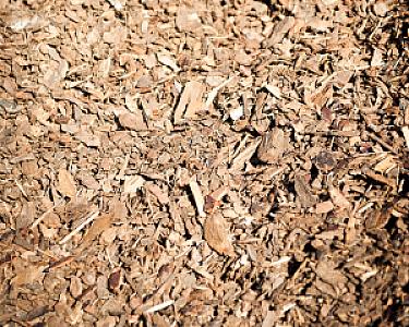 Rindenmulch aus Kiefernholz, gleichmäßig verteilt, ohne sichtbare Verunreinigungen, von Florikomp Erden & Substrate GmbH.