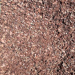 Rindenmulch aus Kiefernholz, Markenprodukt Florikomp, gleichmäßig verteilte Holzstückchen in verschiedenen Brauntönen.