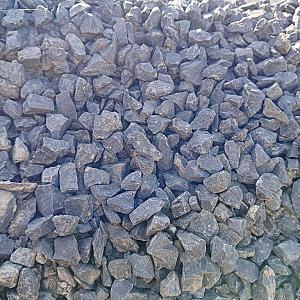 Haufen aus grauem Basaltsplitt, Produkt der Florikomp Erden & Substrate GmbH.
