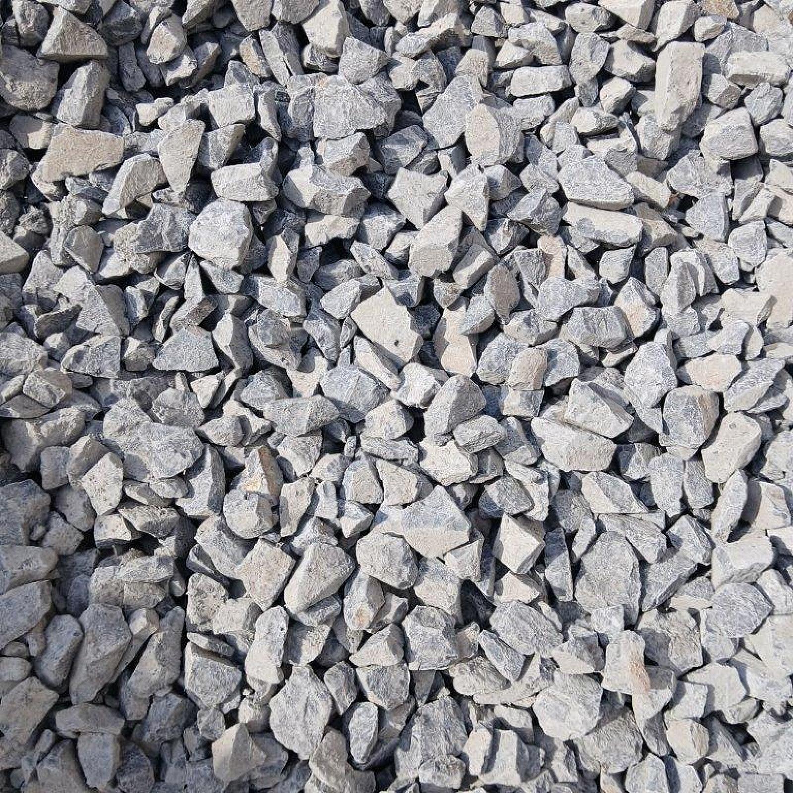 Eine Nahaufnahme von grauem Basaltsplitt in verschiedenen Größen und Formen.