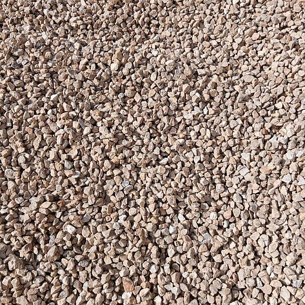 Eifeldolomit-Kies in Naturfarben von Florikomp, gleichmäßig verteilt, mittelgroße Körnung.