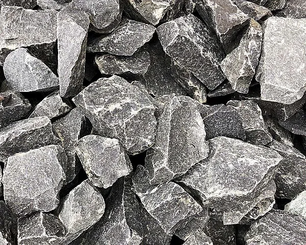 Graue Basalt-Splittsteine mit kantiger Struktur, Größe 32-56mm, von Florikomp Erden & Substrate GmbH.