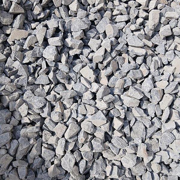 Graue Basalt-Splitt-Steine in unterschiedlichen Größen, dicht gestreut.