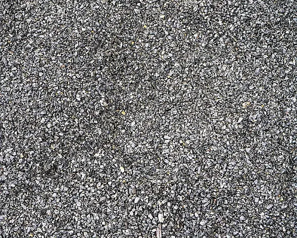 Grauer Basaltsplitt in Körnung 2-5 mm, gleichmäßig verteilt, von Florikomp Erden & Substrate GmbH.