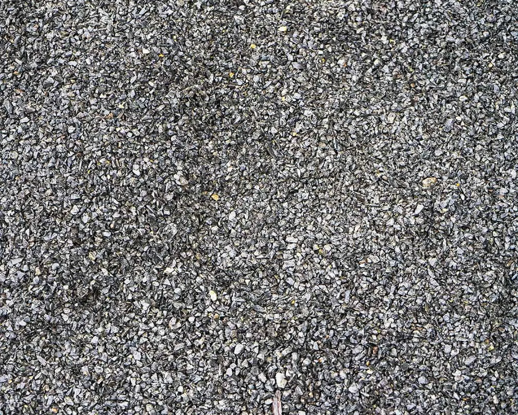 Grauer Basaltsplitt in Körnung 2-5 mm, gleichmäßig verteilt, von Florikomp Erden & Substrate GmbH.