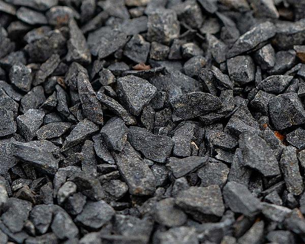 Dunkelgrauer Edelsplitt aus Basalt, makroaufnahme, körnige Oberflächenstruktur, von Kreislaufwirtschaft Maurer GmbH & Co. KG.