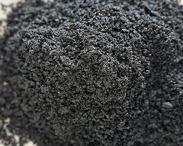 Dunkler, feinkörniger Basaltsand in Nahaufnahme, Markenprodukt von Volz und Herbert GmbH.